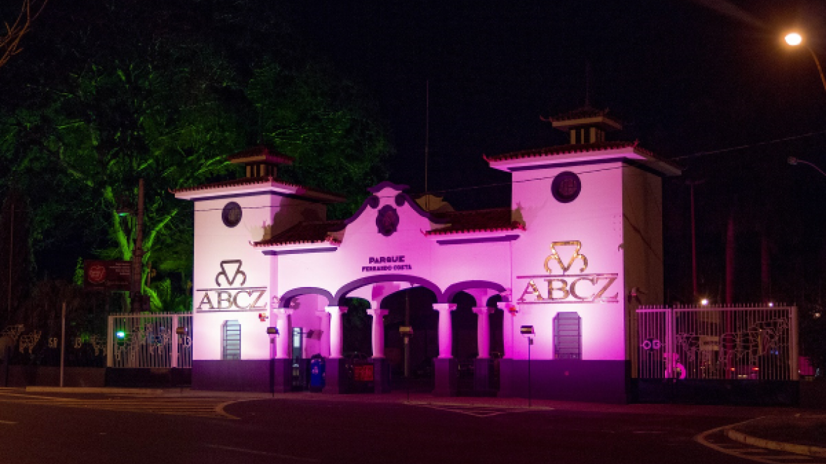 ABCZ recebe iluminação especial em referência ao ‘Outubro Rosa’
