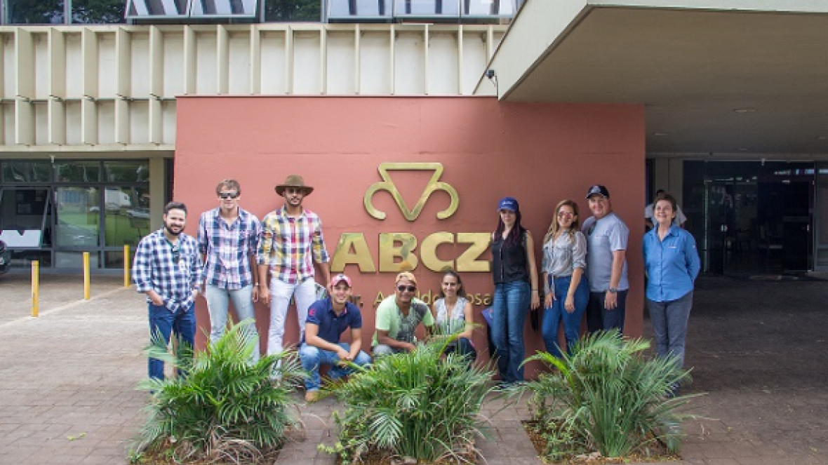 No Dia da Pecuária, alunos do Instituto Federal de Brasília visitam a ABCZ