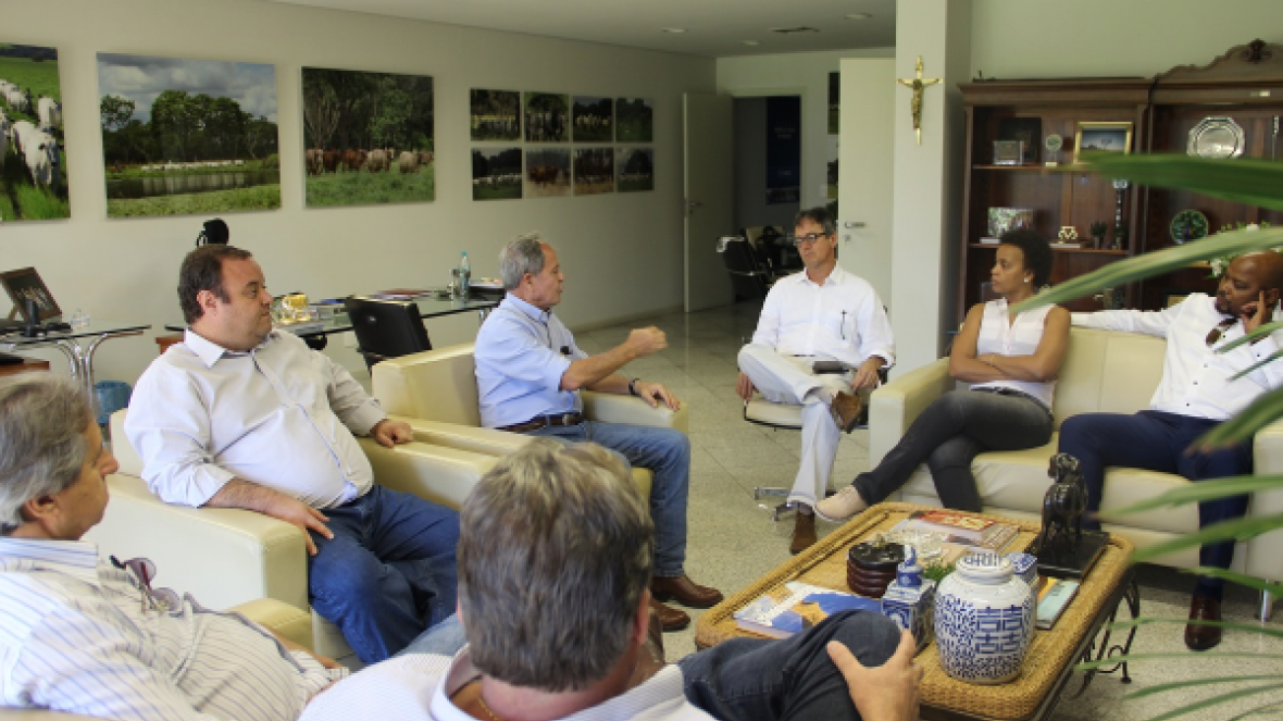 Presidente da ABCZ recebe pecuaristas de Moçambique