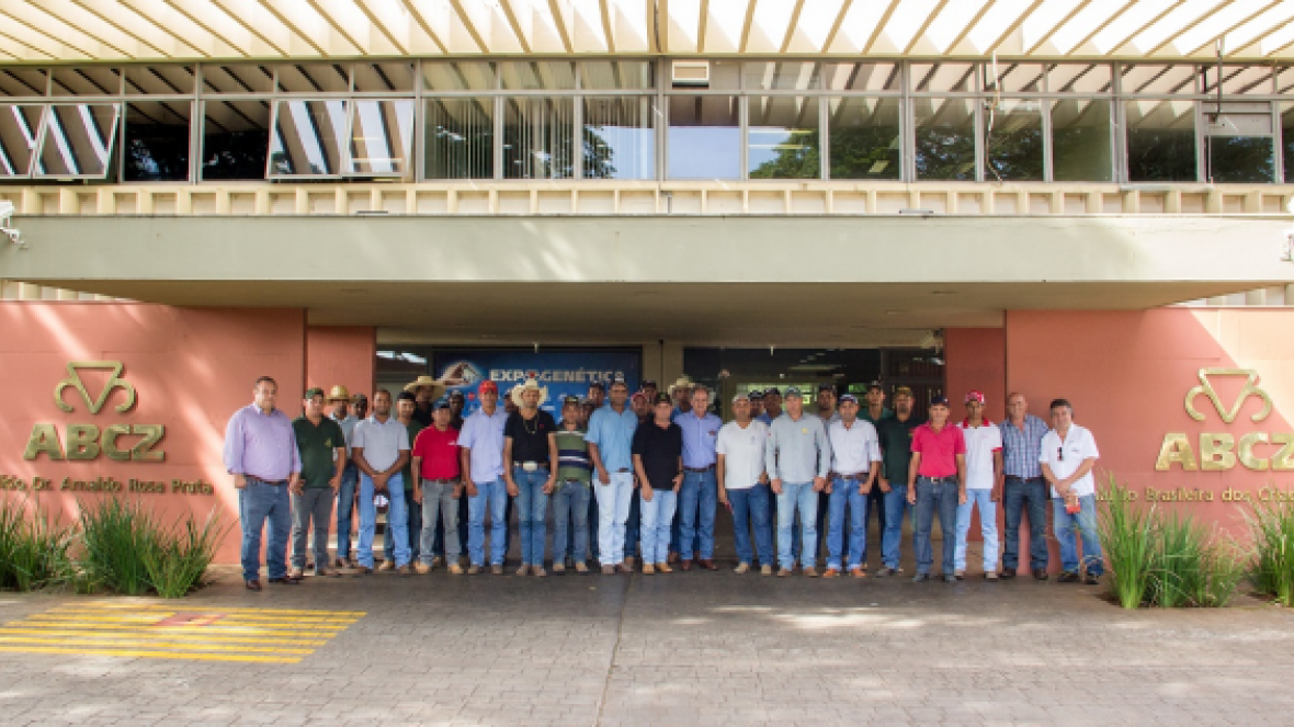 Presidente da ABCZ recebe tratadores da Expoinel Minas