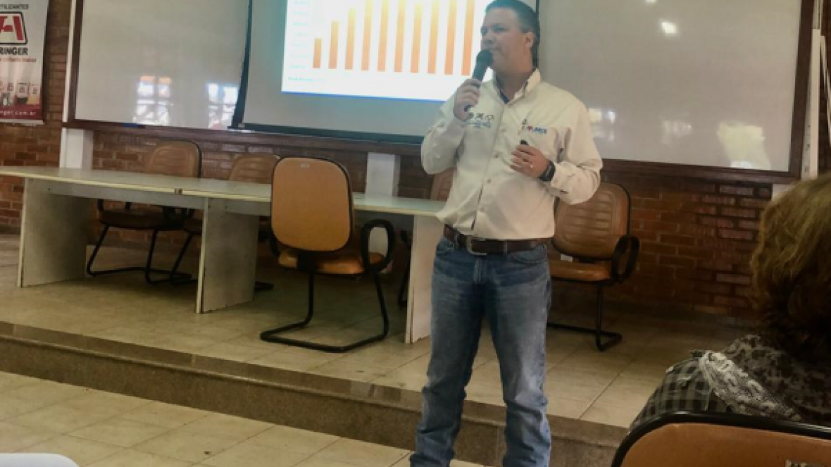 Gerente da ABCZ ministra palestra na fazenda Paraíso