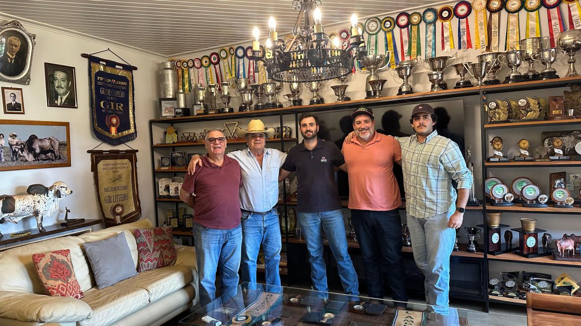 ABCZ acompanha evolução do rebanho leiteiro da KCA e amplia base genômica da raça Gir