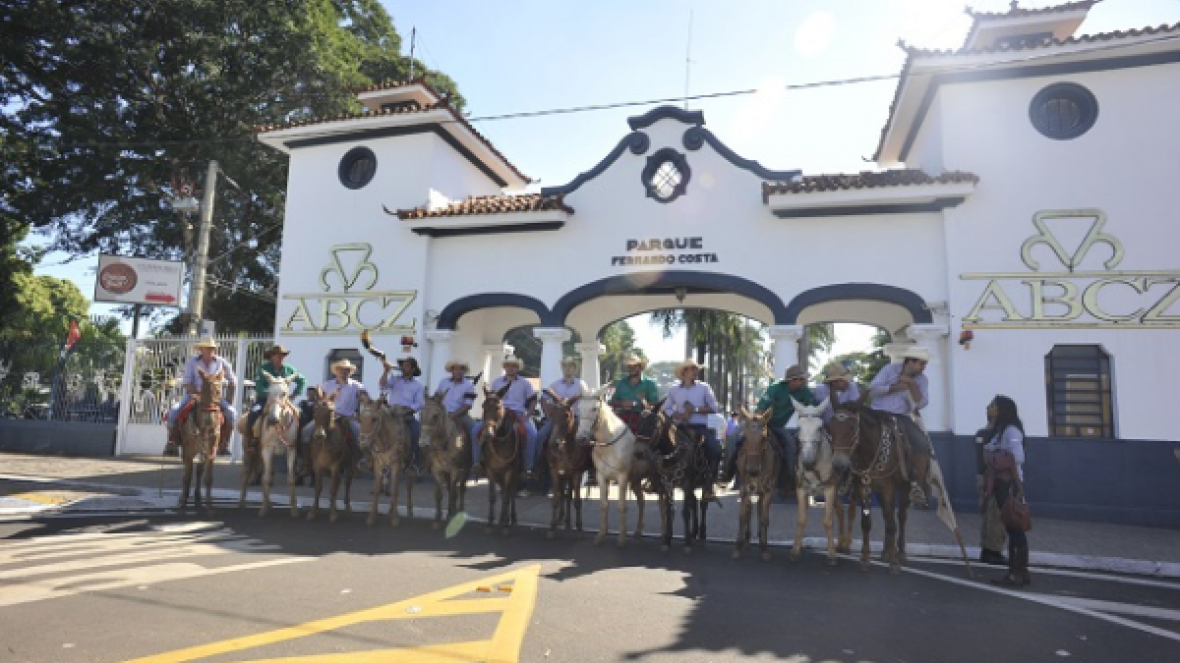 Produtores rurais fazem cavalgada para visitar a ExpoZebu