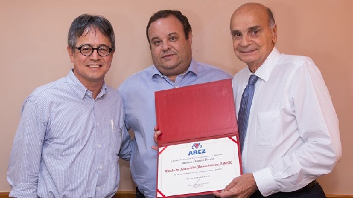 Drauzio Varella recebe Título de associado honorário da ABCZ