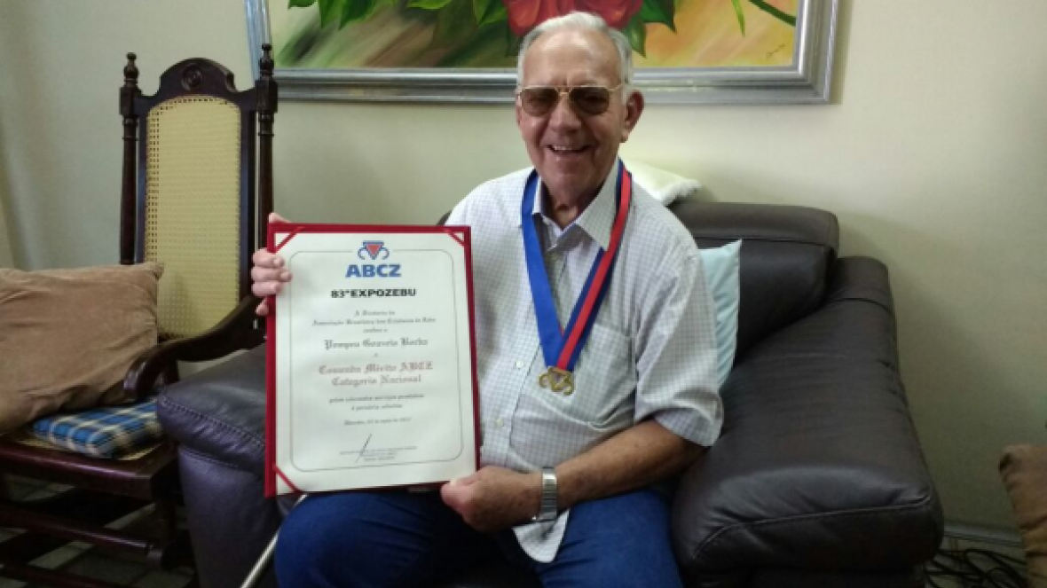 Pompeu Borba recebe Comenda Mérito ABCZ