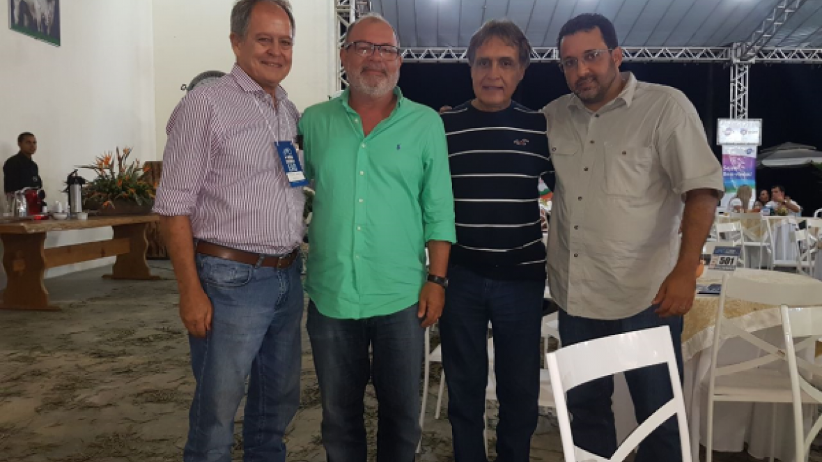 Presidente participa de evento da EAO e recebe documento de pecuaristas baianos