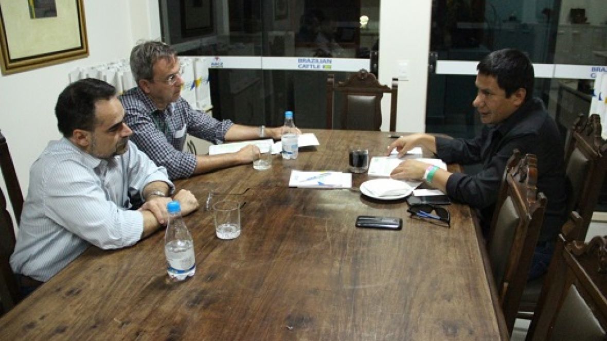 ExpoGenética recebe a visita de oficial do Ministério da Agricultura do Peru