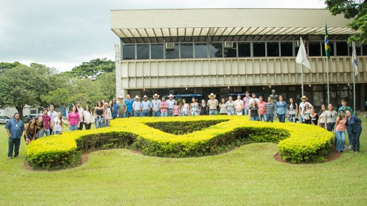 Alunos da Universidade Estadual de Londrina visitam a ABCZ