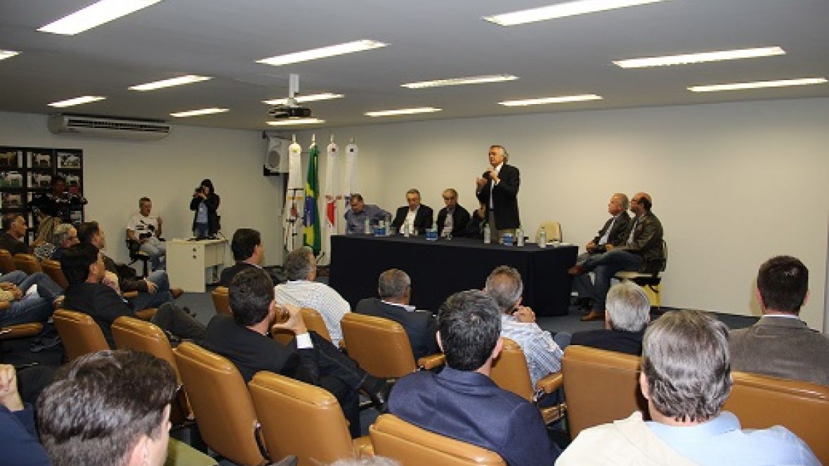 Senador Ronaldo Caiado pede agronegócio unido contra a crise