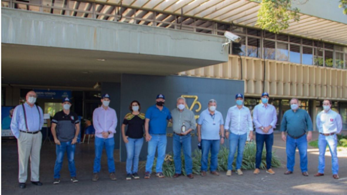 Presidente da ABCZ recebe diretoria da Cachaça Cabaré para discutir parcerias