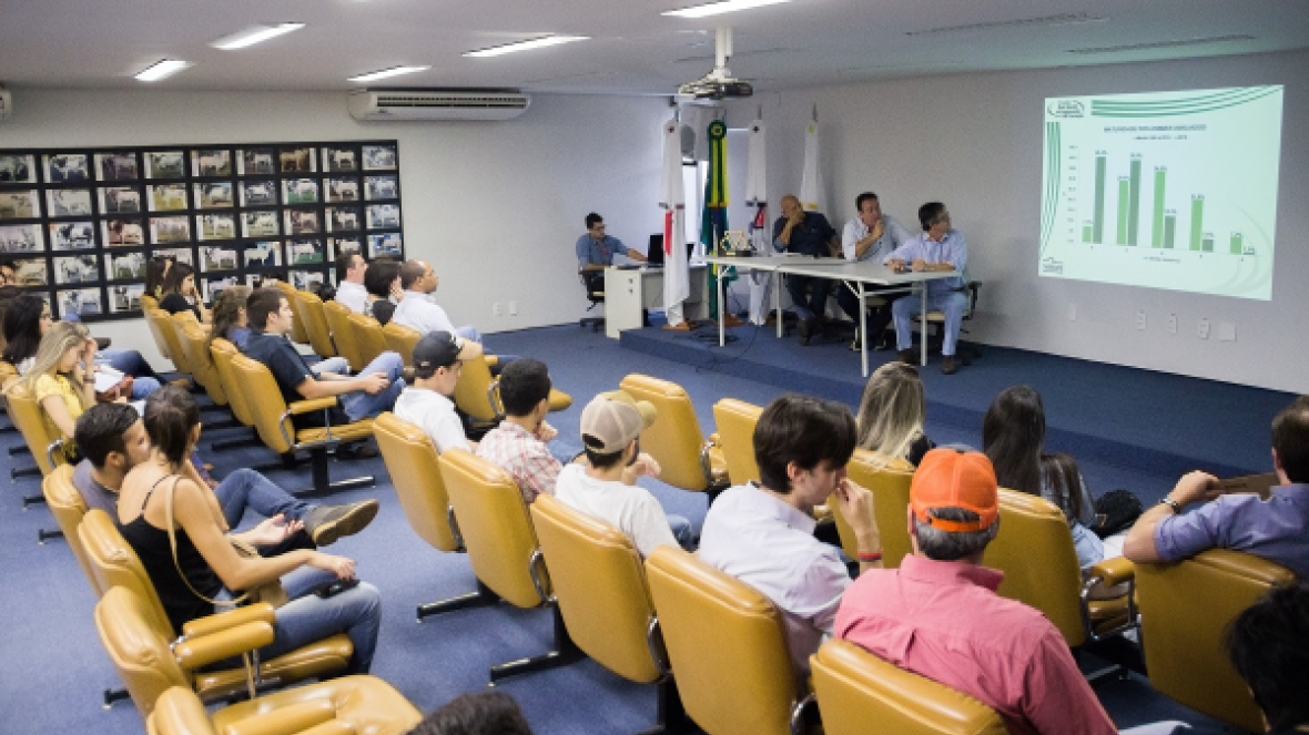 Universitários participam de palestras promovidas pela ABCZ Jovem