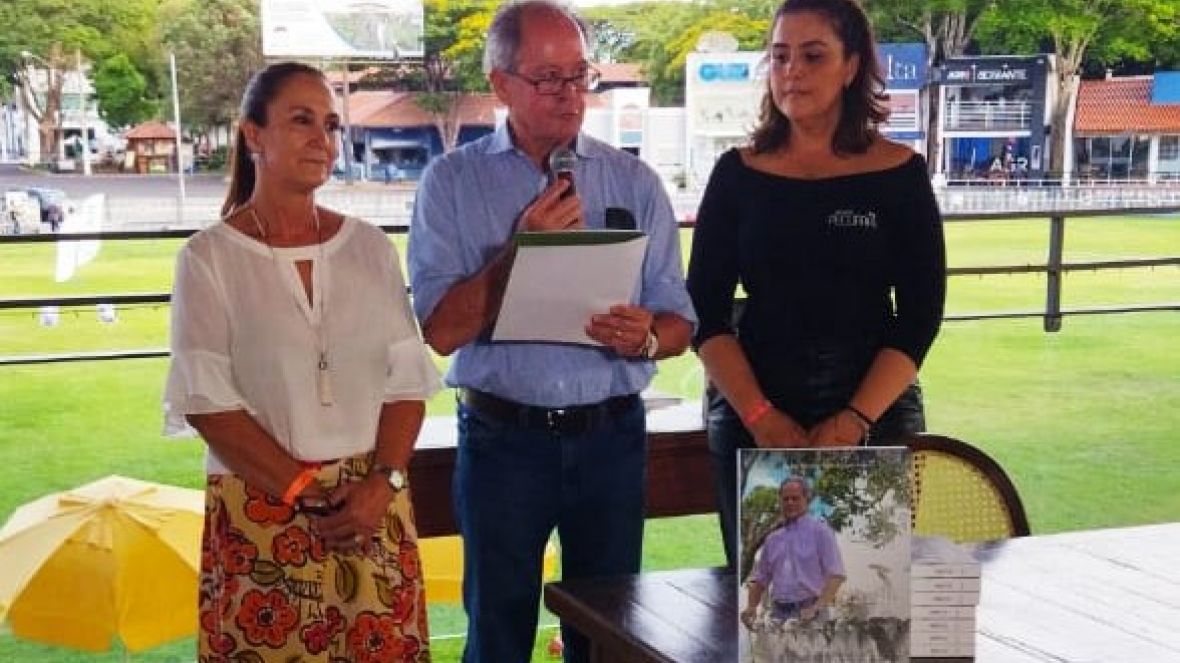 Arnaldo Manuel Machado Borges lança livro no Parque Fernando Costa 