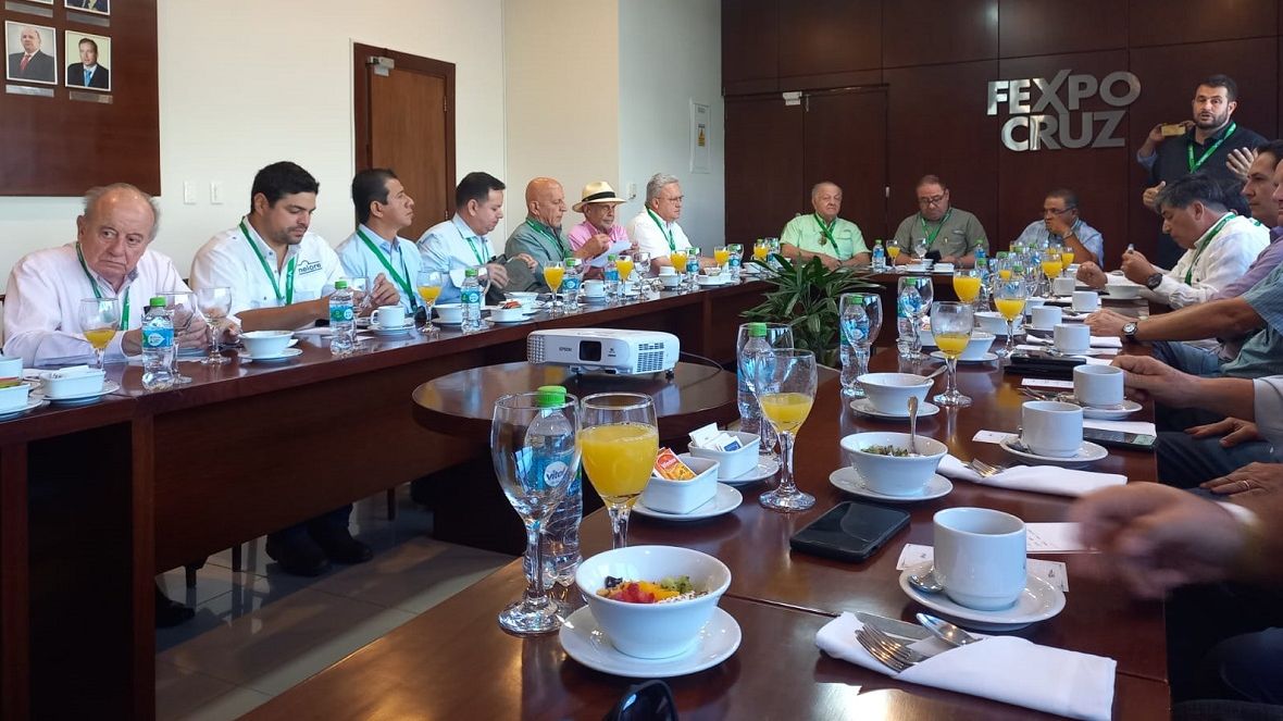 Rivaldo Júnior participa de reunião da Ficebu durante Expocruz 2022