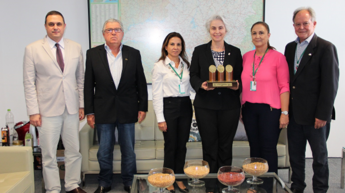 Secretária de Minas Gerais recebe Troféu ABCZ Mulher