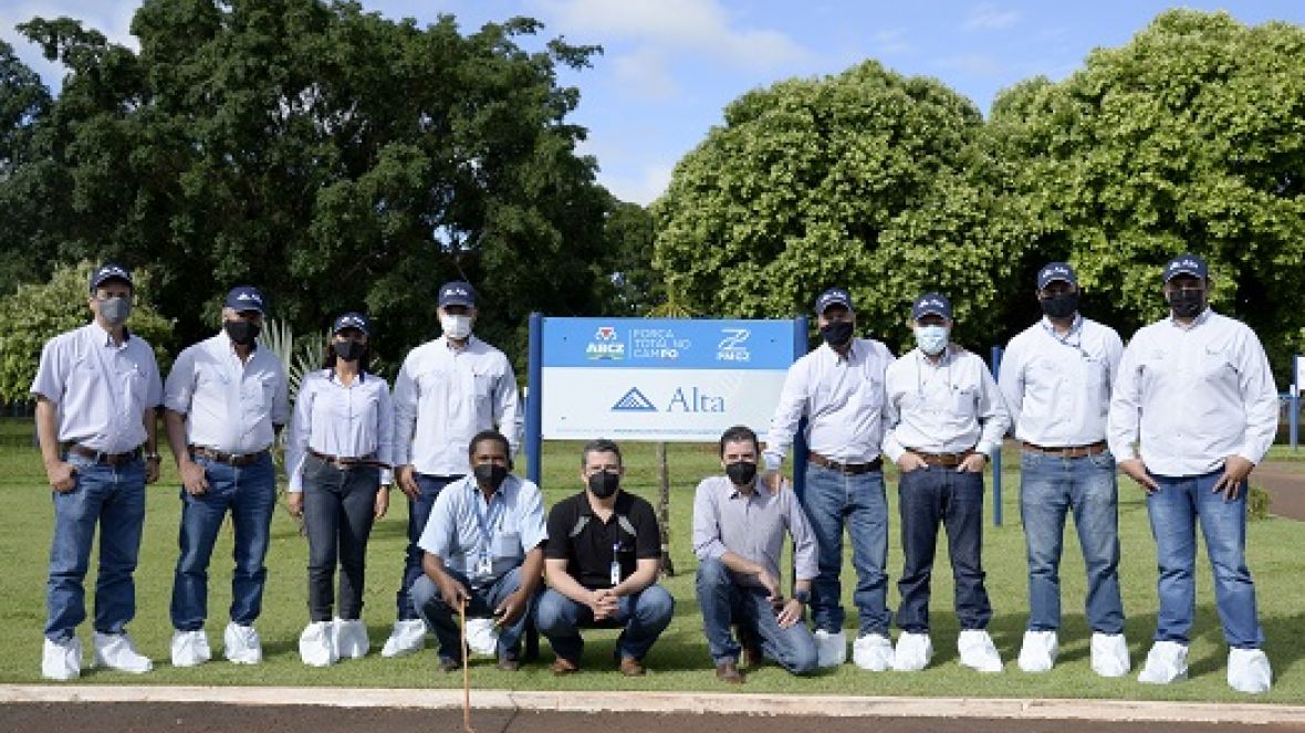 Equipes de Fomento e do Pró-Genética da ABCZ visitam Central Alta Genetics