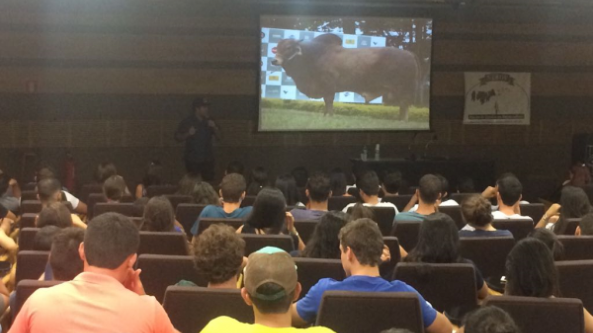 Técnico da ABCZ ministra palestra sobre uso de touros PO