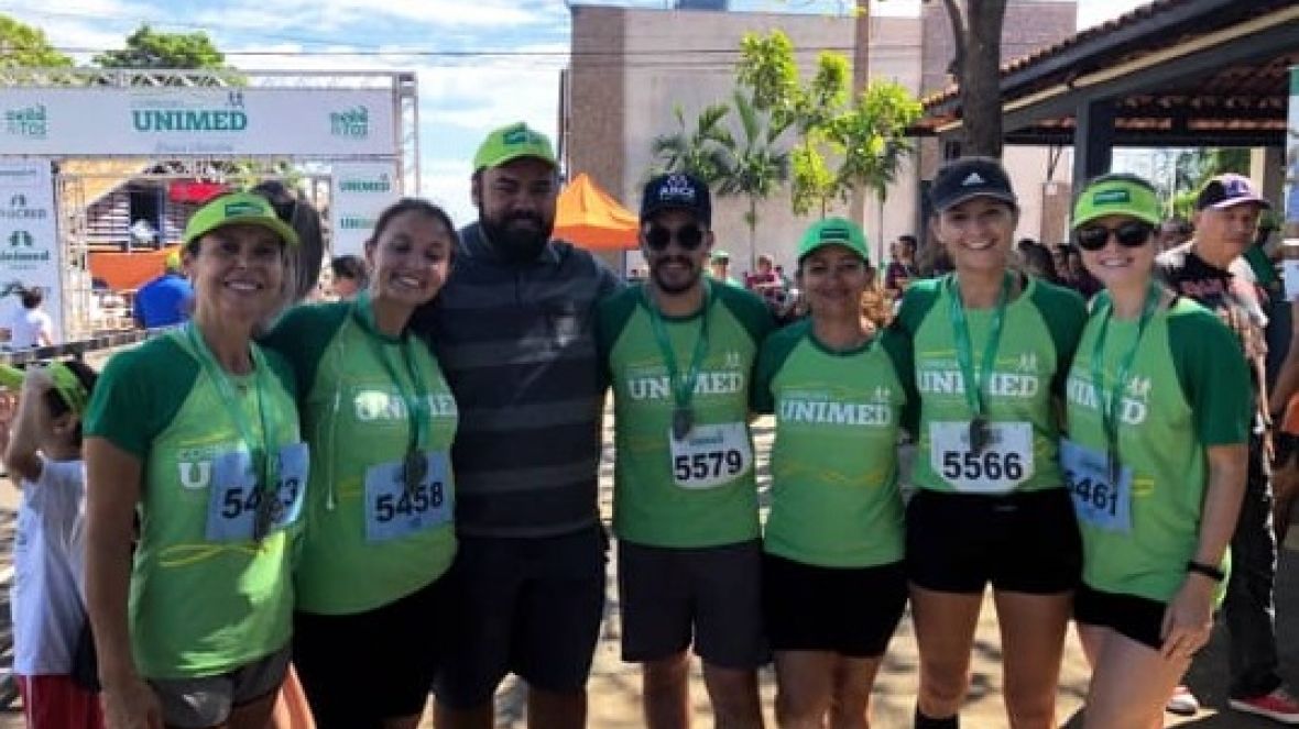 Colaboradores da ABCZ participam de corrida promovida pela Unimed e entidade recebe troféu 