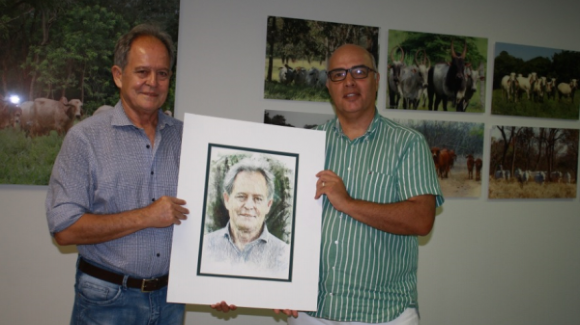 Escritor apresenta Enciclopédia Kamadhenu para presidente da ABCZ