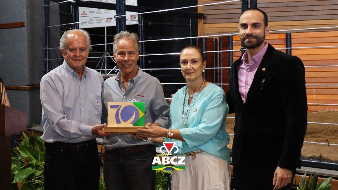 Presidente da ABCZ recebe prêmio Guzerá de Ouro durante celebração dos 70 anos da ACGB