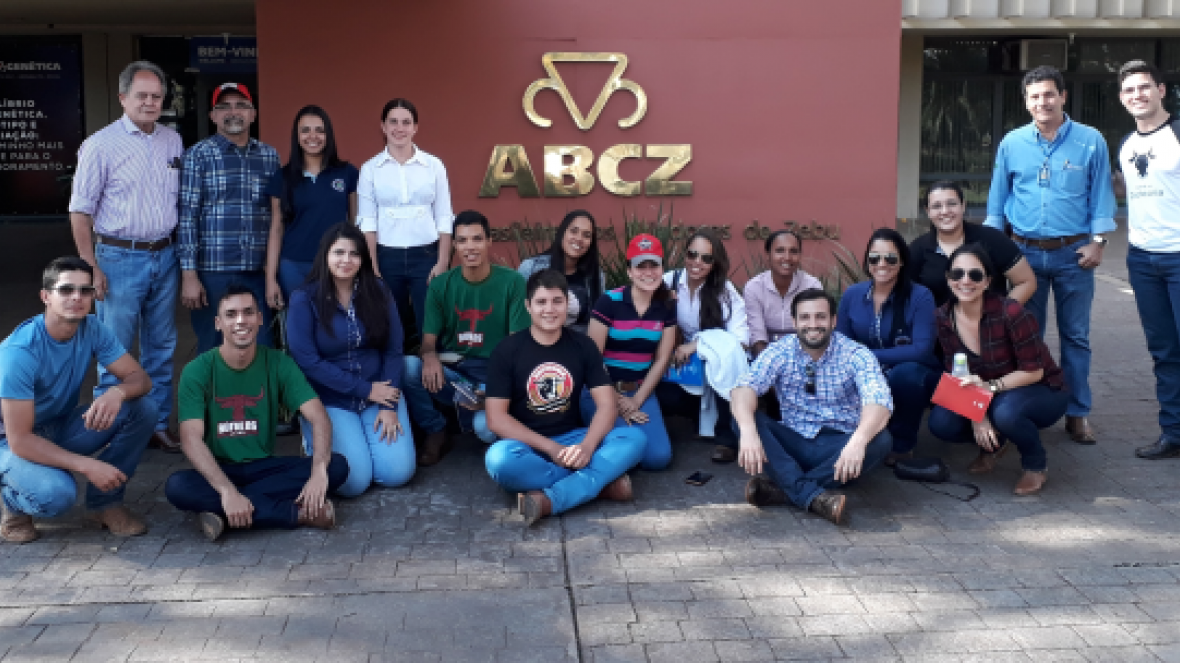 Alunos da UFMT conhecem trabalho de melhoramento da ABCZ