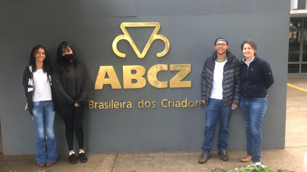 ABCZ recebe visita de estudantes para pesquisa sobre agropecuária