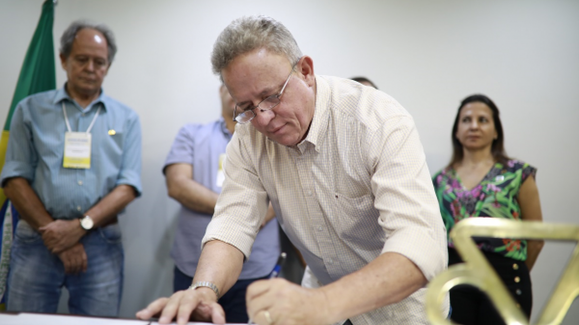 Protocolo para implantação do Pró-Genética na Bolívia é assinado durante reunião da Ficebu