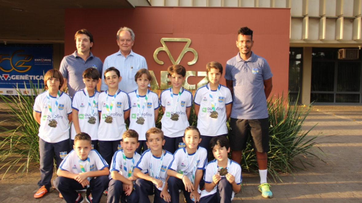 Atletas do Zebu Futebol Clube visitam sede da ABCZ