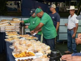 Diretoria da ABCZ recepciona 480 tratadores da 89ª ExpoZebu em café da manhã especial
