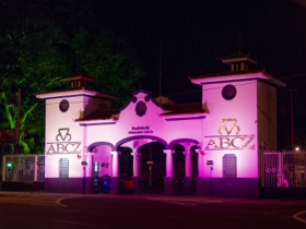 ABCZ recebe iluminação especial em referência ao ‘Outubro Rosa’