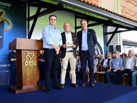 Fazu celebra seus 50 anos premiando personalidades da ABCZ durante a abertura da 90ª ExpoZebu