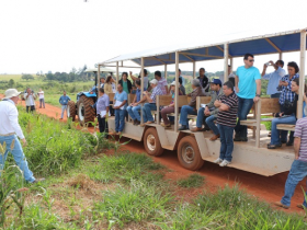 Técnicos da Emater recebem treinamento sobre ILPF na Estância OT