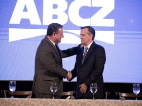 Na ABCZ, Ministro da Agricultura e Pecuária se compromete a buscar soluções para o agro