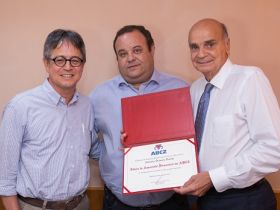Drauzio Varella recebe Título de associado honorário da ABCZ