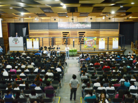 Lançamento do ?Zebu na Escola? leva cerca de 1.200 estudantes à ExpoZebu