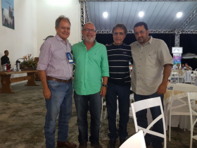 Presidente participa de evento da EAO e recebe documento de pecuaristas baianos