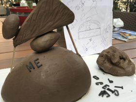 Artistas trabalham na produção do troféu Mérito ExpoGenética ABCZ