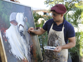 ExpoZebu: Artista faz exposição de pinturas na sede da ABCT