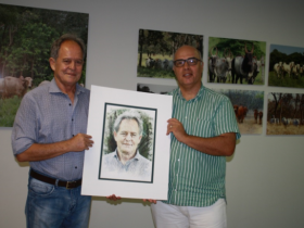  Escritor apresenta Enciclopédia Kamadhenu para presidente da ABCZ