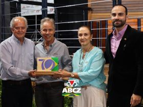 Presidente da ABCZ recebe prêmio Guzerá de Ouro durante celebração dos 70 anos da ACGB