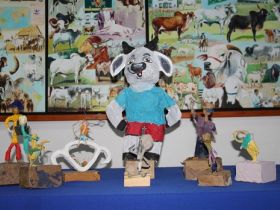 Museu do Zebu recebe exposição de peças produzidas por estudantes em projeto de arte com recicláveis