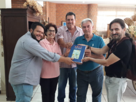 Memorial do Milho recebe livro dos 100 anos da ABCZ
