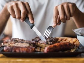 Comer carne pode reduzir mortes por câncer, diz pesquisa inédita